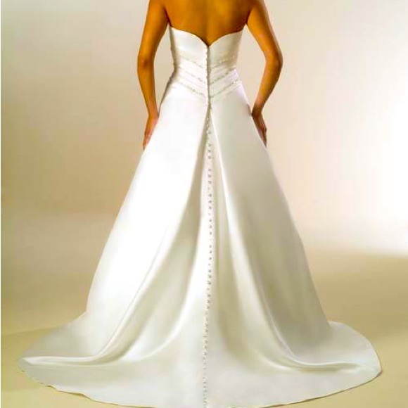 Women’s wedding dress, new, size 10 ivory color - Picture 2 of 2